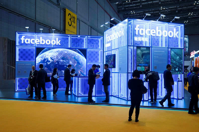 © Reuters. Facebook signs are seen during the China International Import Expo (CIIE), at the National Exhibition and Convention Center in Shanghai