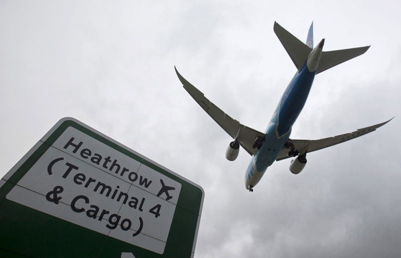 © Reuters. File photo of an aircraft  landing at Heathrow Airport near London, Britain