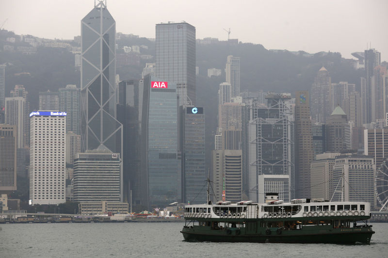 © Reuters. FILE PHOTO - A ferry sails at Victoria Harbour in front of the financial Central district in Hong Kong