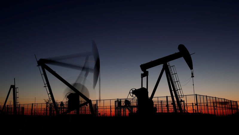 © Reuters. FILE PHOTO: Oil pumps are seen after sunset outside Vaudoy-en-Brie