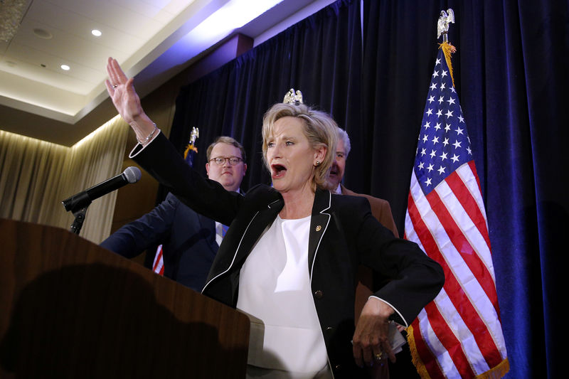 © Reuters. La candidata republicana al Senado de Estados Unidos Cindy Hyde-Smith habla durante una fiesta en la noche de unas elecciones especiales en Jackson, Misisipi, Estados Unidos