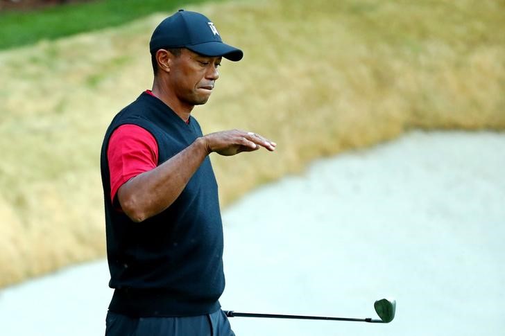 © Reuters. Foto de archivo: Tiger Woods reacciona durante un partido en el campo de golf Shadow Creek, Las Vegas, Estados Unidos