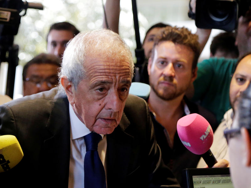 © Reuters. El presidente del club de fútbol River Plate, Rodolfo D'Onofrio, llega al hotel Bourbon antes de una reunión en la sede de CONMEBOL para discutir la reprogramación de la final de la Copa Libertadores, en Luque, Paraguay.