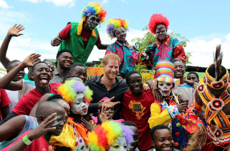 © Reuters. الأمير هاري يزور سيركا في مشروع شباب زامبيا