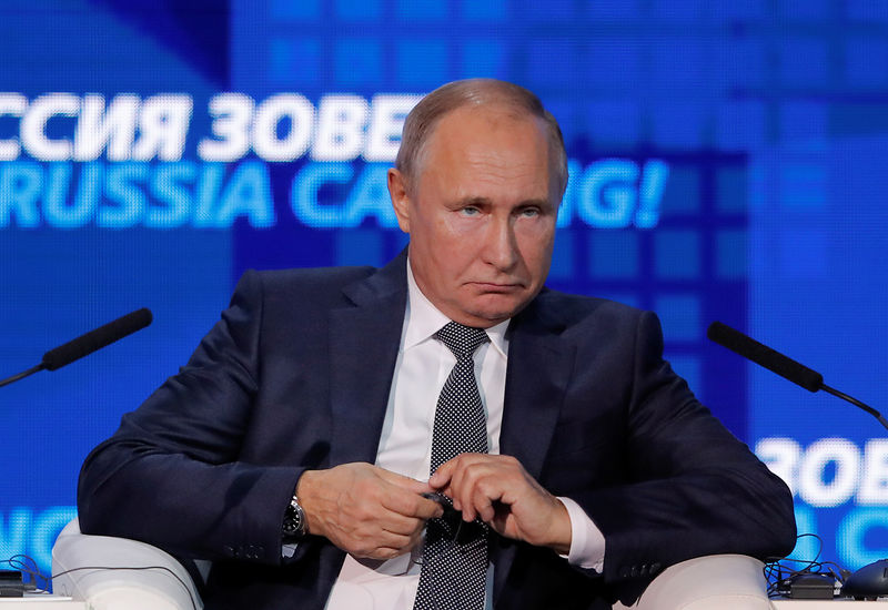 © Reuters. Russian President Putin attends a session of the VTB Capital Investment Forum "Russia Calling!" in Moscow