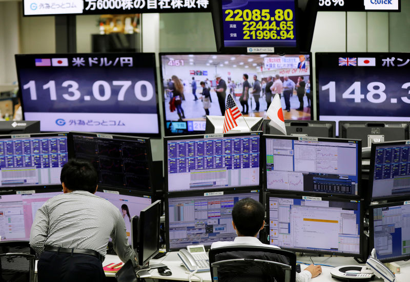 © Reuters. Operadores trabalham em monitoramento de mercados de ações em Tóquio