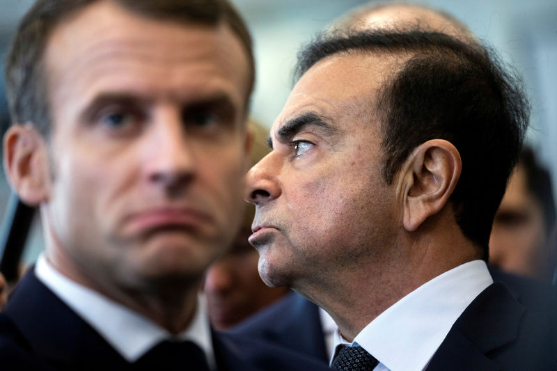 © Reuters. FILE PHOTO: French President Emmanuel Macron and Renault CEO Carlos Ghosn visit the Renault factory in Maubeuge