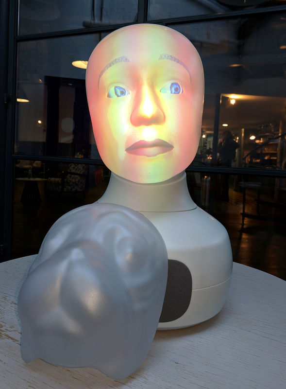 © Reuters. Furhat, un robot con toque humano, quiere escuchar tus problemas