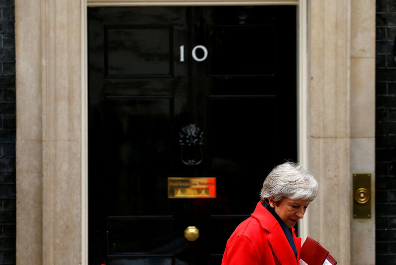 © Reuters. May sube el tono de las advertencias sobre el Brexit antes de la batalla en el parlamento