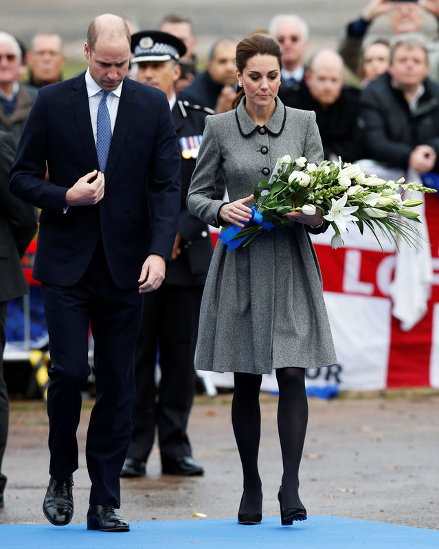 © Reuters. الأمير وليام وزوجته كيت يقدمان العزاء في ضحايا تحطم طائرة مالك ليستر سيتي
