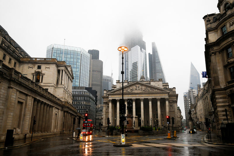 © Reuters. The Bank of England is seen in the financial district during rainy weather in London
