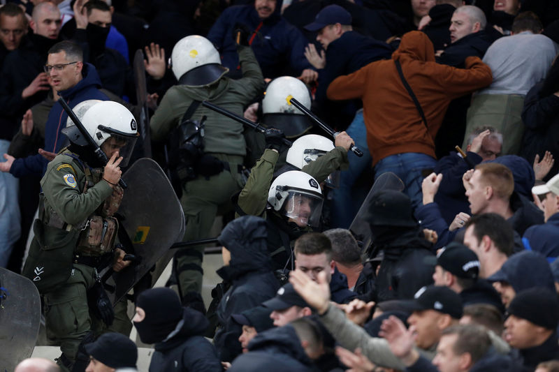 © Reuters. أياكس وأيك يواجهان اتهامات من الاتحاد الاوروبي بسبب شغب المشجعين