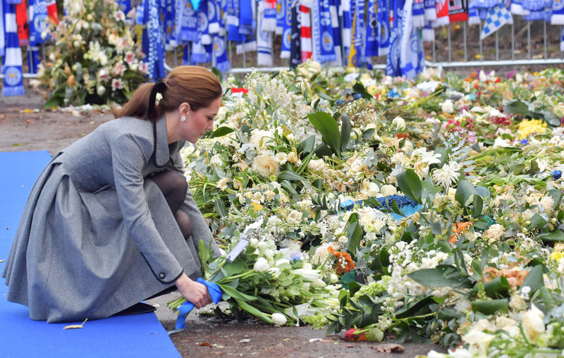 © Reuters. El príncipe Guillermo y Catalina rinden homenaje a víctimas del accidente en Leicester City