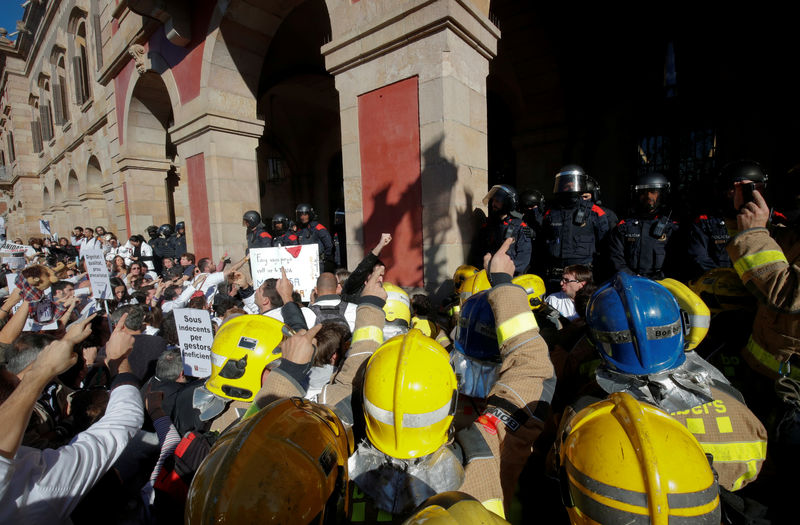 © Reuters. Bomberos y médicos protestan ante el Parlamento catalán