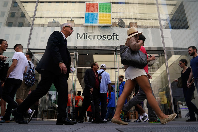 © Reuters. A Microsoft store is pictured in New York City