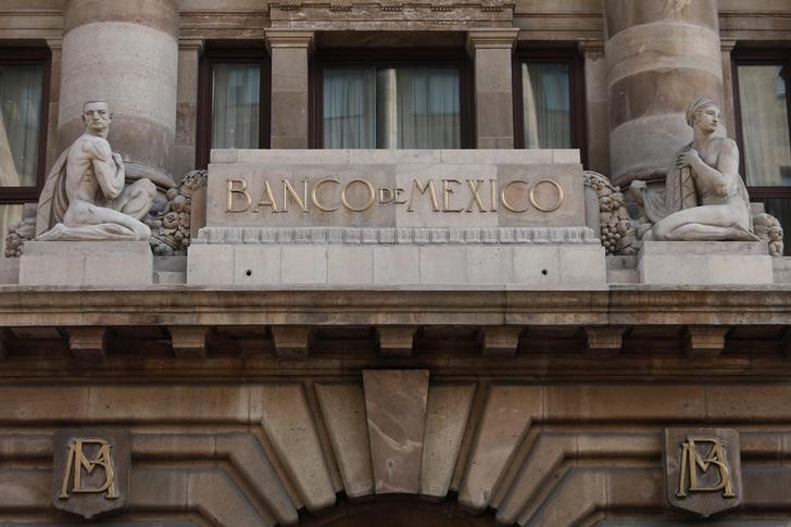 © Reuters. The Bank of Mexico logo is seen on the facade of an office building in downtown Mexico City