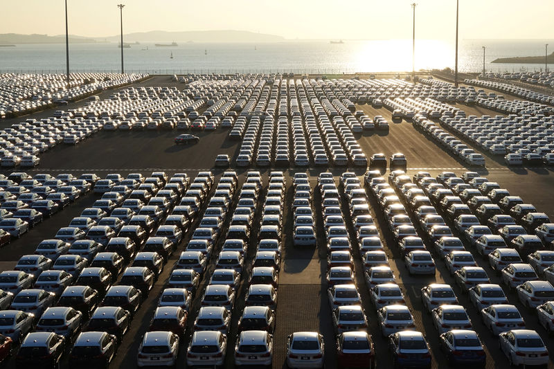 © Reuters. Newly manufactured cars are seen at the automobile terminal in the port of Dalian, Liaoning