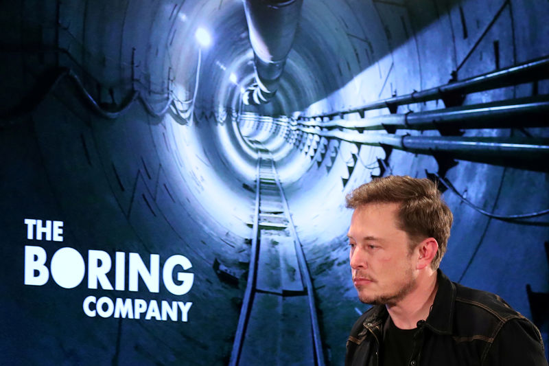 © Reuters. FILE PHOTO: Elon Musk arrives to speak at Boring Company community meeting in Bel Air, Los Angeles