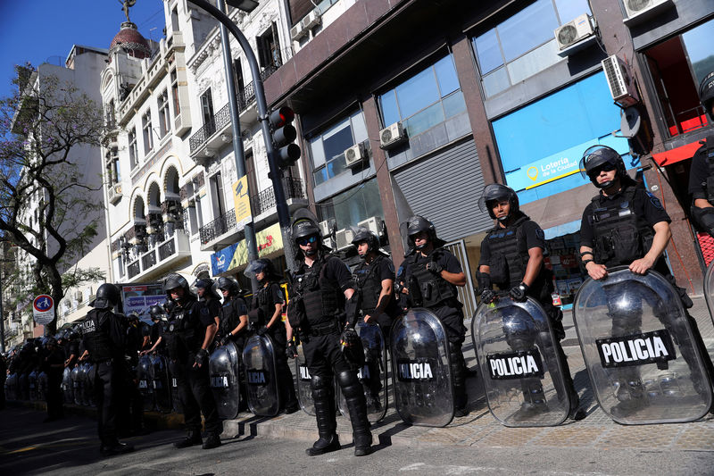 © Reuters. Efectivos de la policía antidisturbios hacen guardia durante una protesta contra la cumbre del G-20, en Buenos Aires, Argentina