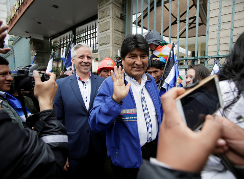 © Reuters. El presidente de Bolivia, Evo Morales, y el vicepresidente Álvaro García Linera salen del Tribunal Supremo Electoral después de inscribir sus candidaturas en las primarias boliviana, en La Paz