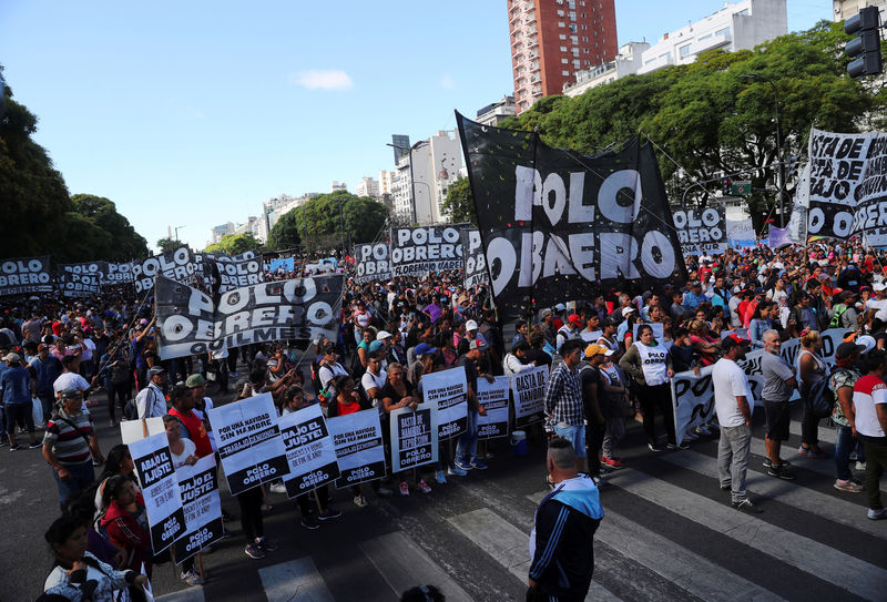 © Reuters. Organizaciones sociales y partidos políticos de izquierda protestan contra la cumbre del G20 en Buenos Aires.