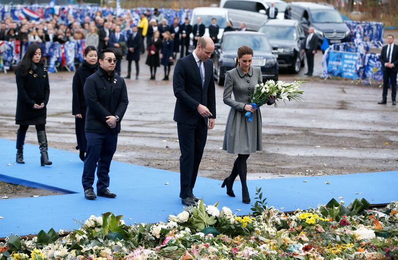 © Reuters. Príncipe Guillermo y Catalina rinden tributo a víctimas de accidente en Leicester City