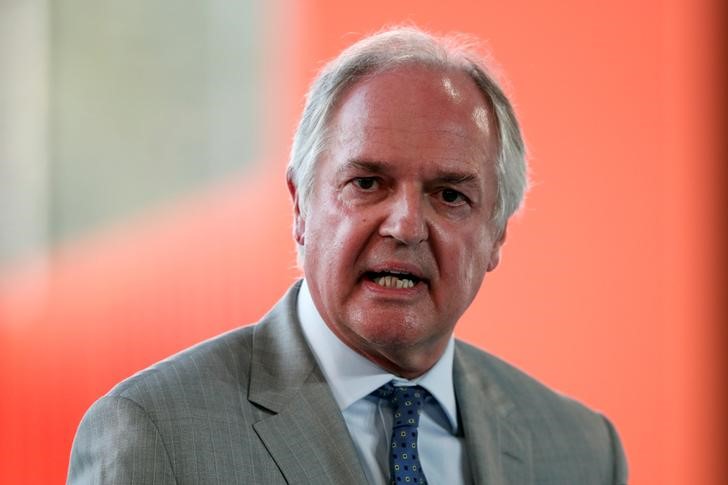 © Reuters. Paul Polman, chief executive officer of Unilever Plc, attends the MEDEF union summer forum on the campus of the HEC School of Management in Jouy-en-Josas, near Paris