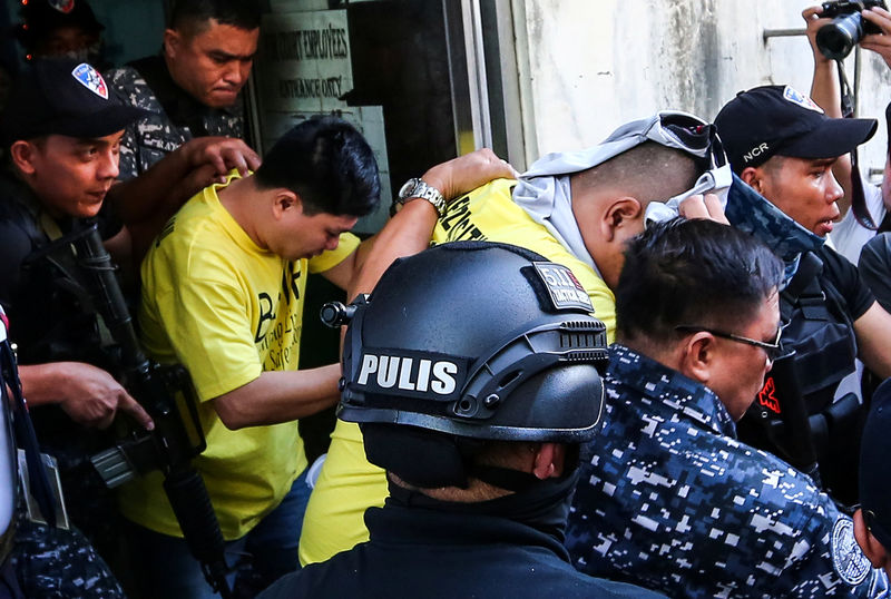 © Reuters. سجن ثلاثة من شرطة الفلبين بعد مقتل طالب في الحرب على المخدرات