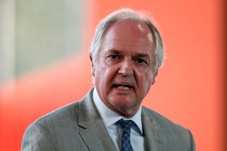 © Reuters. FOTO DE ARCHIVO: Paul Polman, CEO de Unilever Plc, asiste al foro de MEDEF en el campus de la HEC School of Management en Jouy-en-Josas, cerca de París