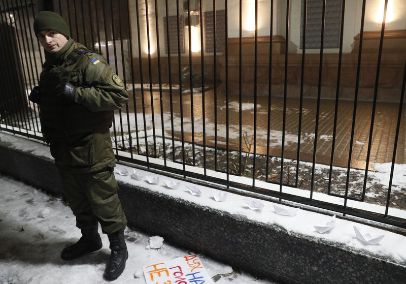 © Reuters. Embajada rusa en Kiev durante una protesta contra el apresamiento por parte de las fuerzas especiales rusas de tres de los barcos de la marina ucraniana