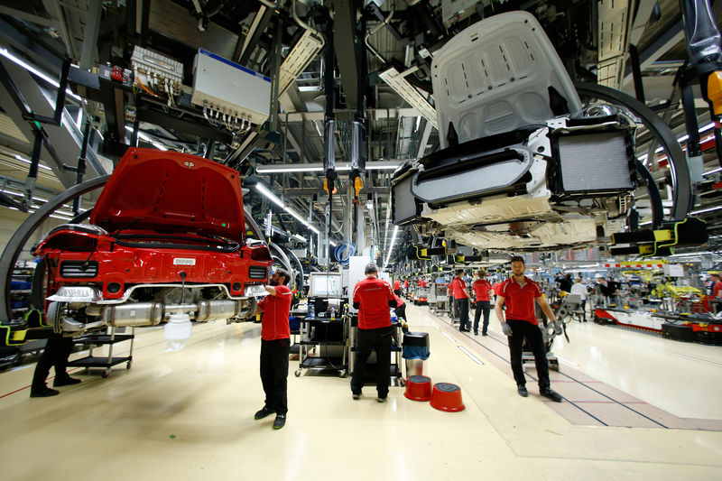 © Reuters. Employees of German car manufacturer Porsche assemble sports cars at the Porsche factory in Stuttgart-Zuffenhausen