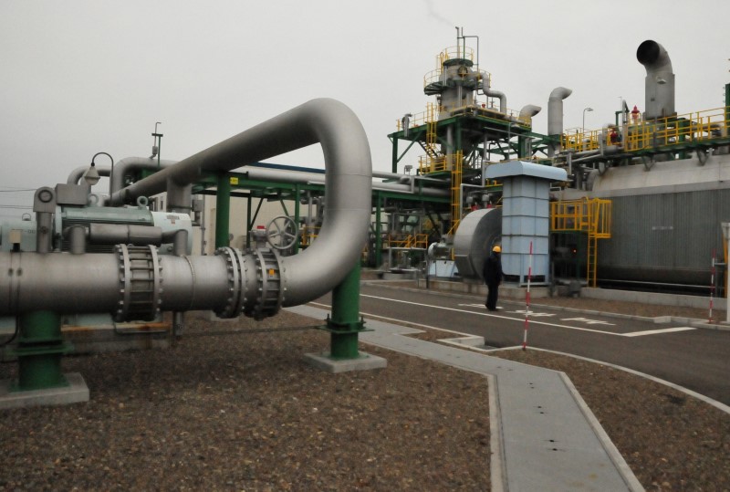© Reuters. FILE PHOTO -  Pipe for tranporting CO2 pictured at CCS test site in Tomakomai