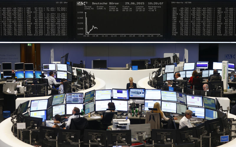 © Reuters. FOTO DE ARCHIVO: Operadores bursátiles frente a una pantalla del DAX en la Bolsa de Valores de Fráncfort