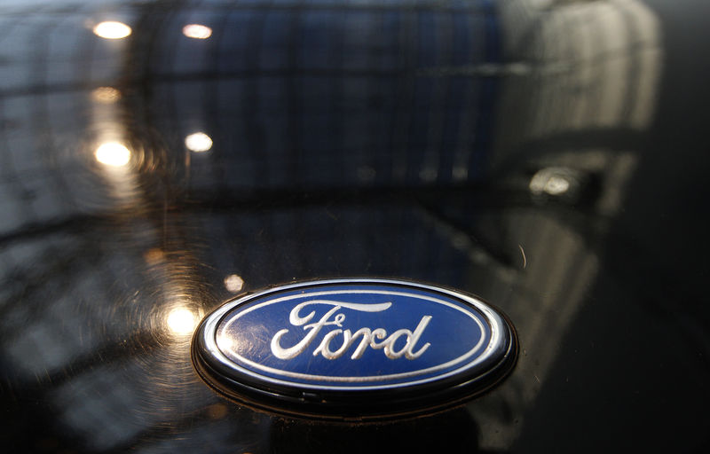 © Reuters. A logo of a Ford car is pictured during a press presentation prior to the Essen Motor Show in Essen