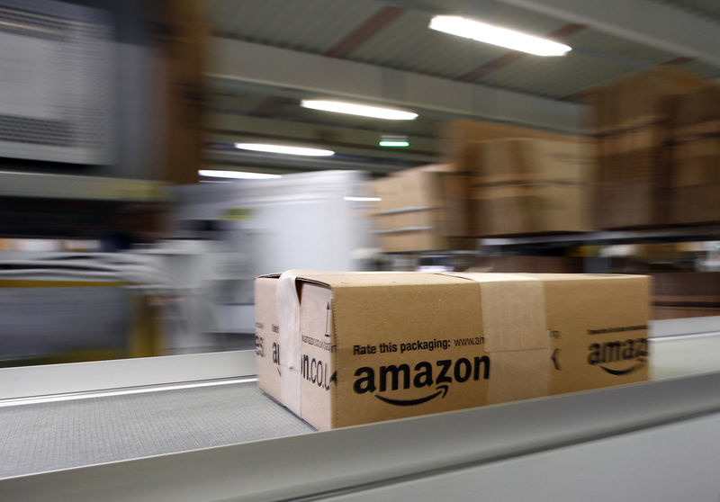 © Reuters. A parcel moves on the conveyor belt at Amazon's logistics centre in Graben