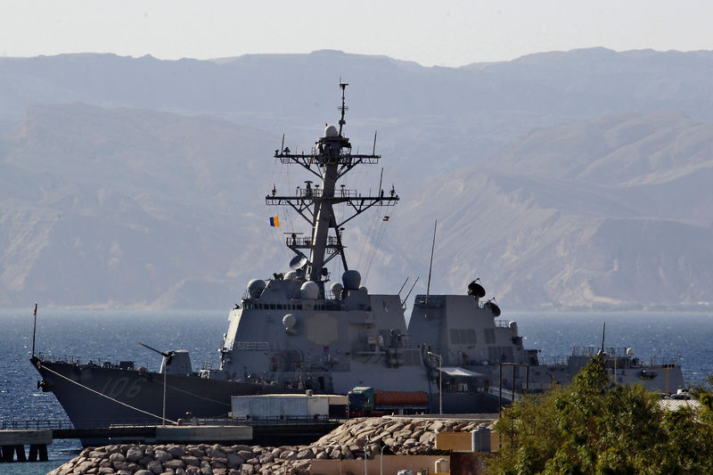© Reuters. سفينتان للبحرية الأمريكية تعبران مضيق تايوان