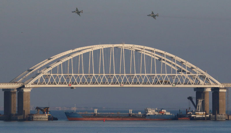 © Reuters. Caças sobrevoam ponte que liga Crimeia ao continente russo sobre Mar de Azov