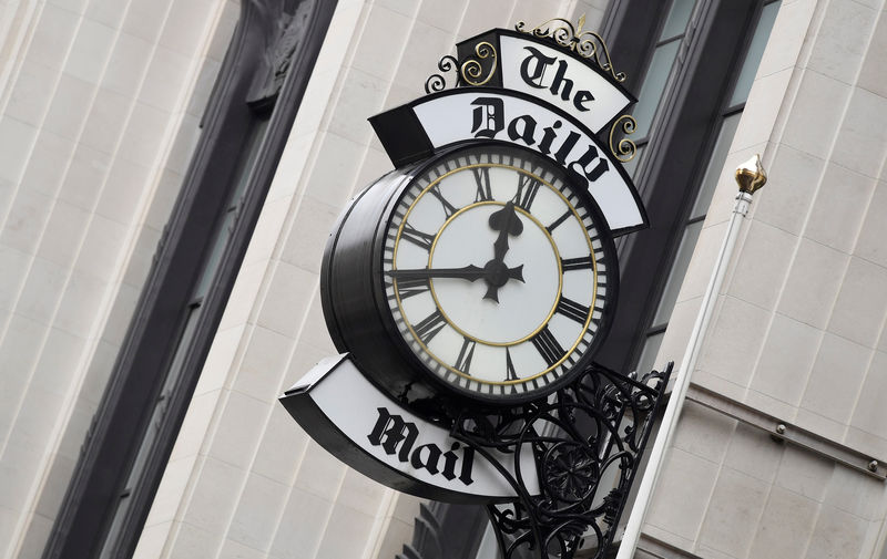 © Reuters. FILE PHOTO: A clock outside the London offices of the Daily Mail newspaper