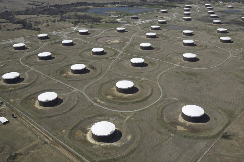 © Reuters. Una distesa di serbatoi di petrolio a Cushing, Oklahoma, Usa