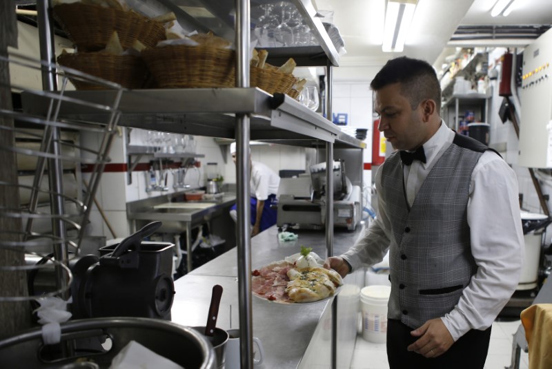 © Reuters. Garçon trabalha em restaurante no Rio de Janeiro