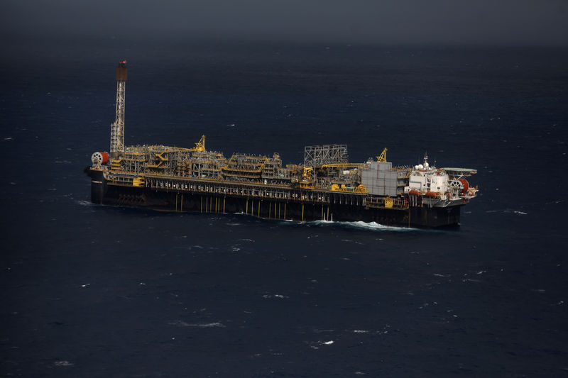© Reuters. Sonda de petróleo na costa