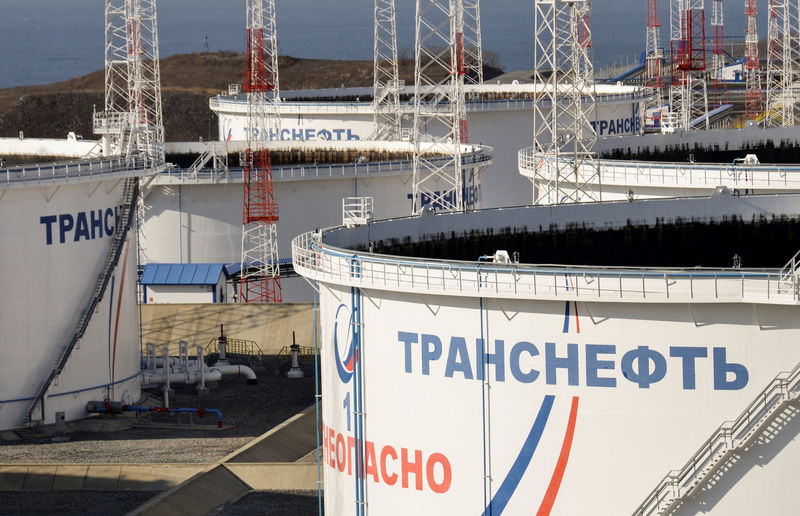 © Reuters. FILE PHOTO: A general view of oil tanks in the Transneft – Kozmino Port near the far eastern town of Nakhodka