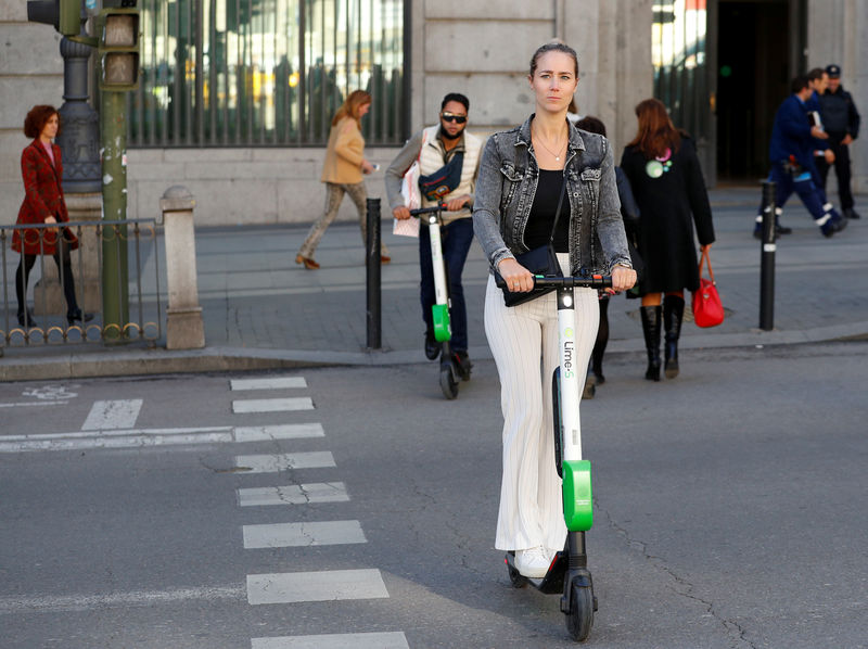 © Reuters. El Gobierno quiere poner coto a los patinetes eléctricos