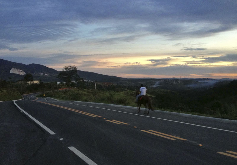 © Reuters. Homem anda a cavalo em estrada no interior de São Paulo