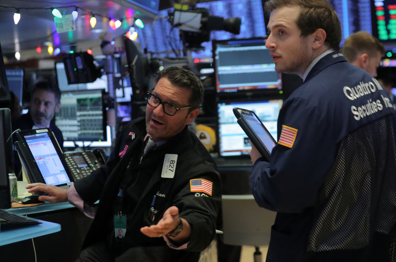 © Reuters. Traders work on the floor of the NYSE in New York