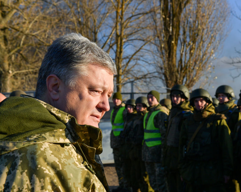 © Reuters. Poroshenko visita treinamento militar da região de Chernihiv