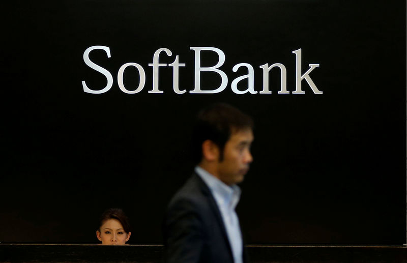 © Reuters. FILE PHOTO - The logo of SoftBank Group Corp is seen at the company's headquarters in Tokyo