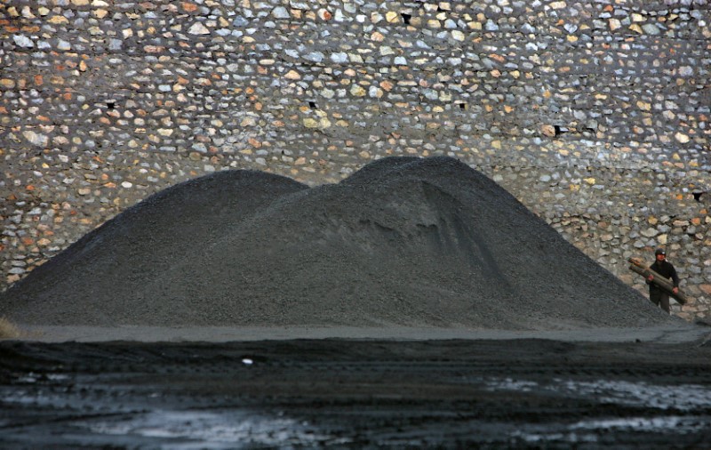 © Reuters. FILE PHOTO: Chinese miner works at coal mine in suburb of Tangshan