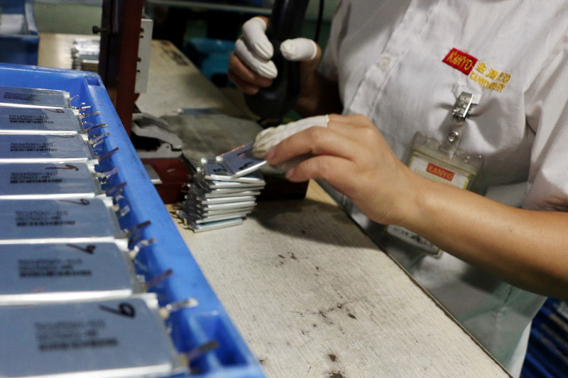 © Reuters. FILE PHOTO: Employee works at a production line of lithium ion batteries inside a factory in Dongguan