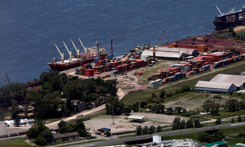 © Reuters. FILE PHOTO: A view shows the port of Rosario